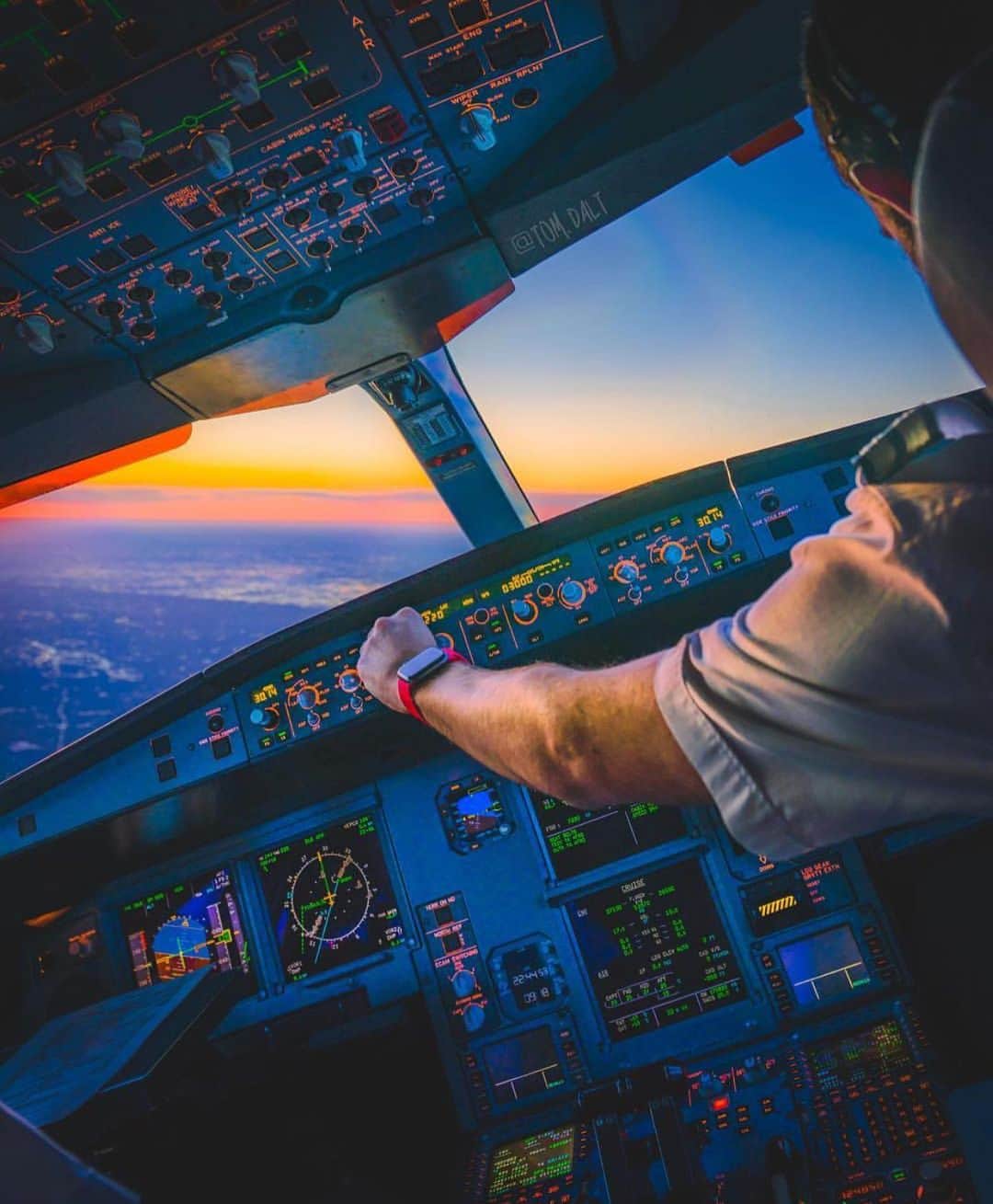 Canon Photographyさんのインスタグラム写真 - (Canon PhotographyInstagram)「A unique perspective of sunset over Miami, where’s everyone’s favourite place to fly?  Photography | @tom.dalt  #sunset #flying #cockpit #avgeek」5月28日 5時07分 - cpcollectives