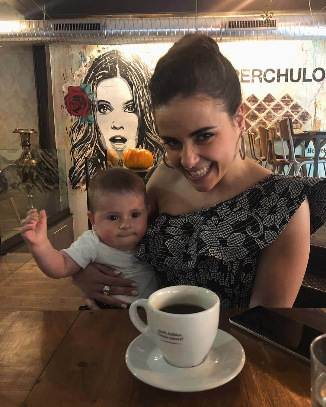 サラ・ウルタドさんのインスタグラム写真 - (サラ・ウルタドInstagram)「Mi nueva persona favorita👶🏻💙. Y mi prima @natalia.lopezrios tiene la culpa😉👩‍👦. . . . #lunchdate #babynico #newfave #mondays #likethis #familytime #cutenessoverload #Madriz #superchuloesmalasaña」5月28日 5時12分 - sarasobrehielo