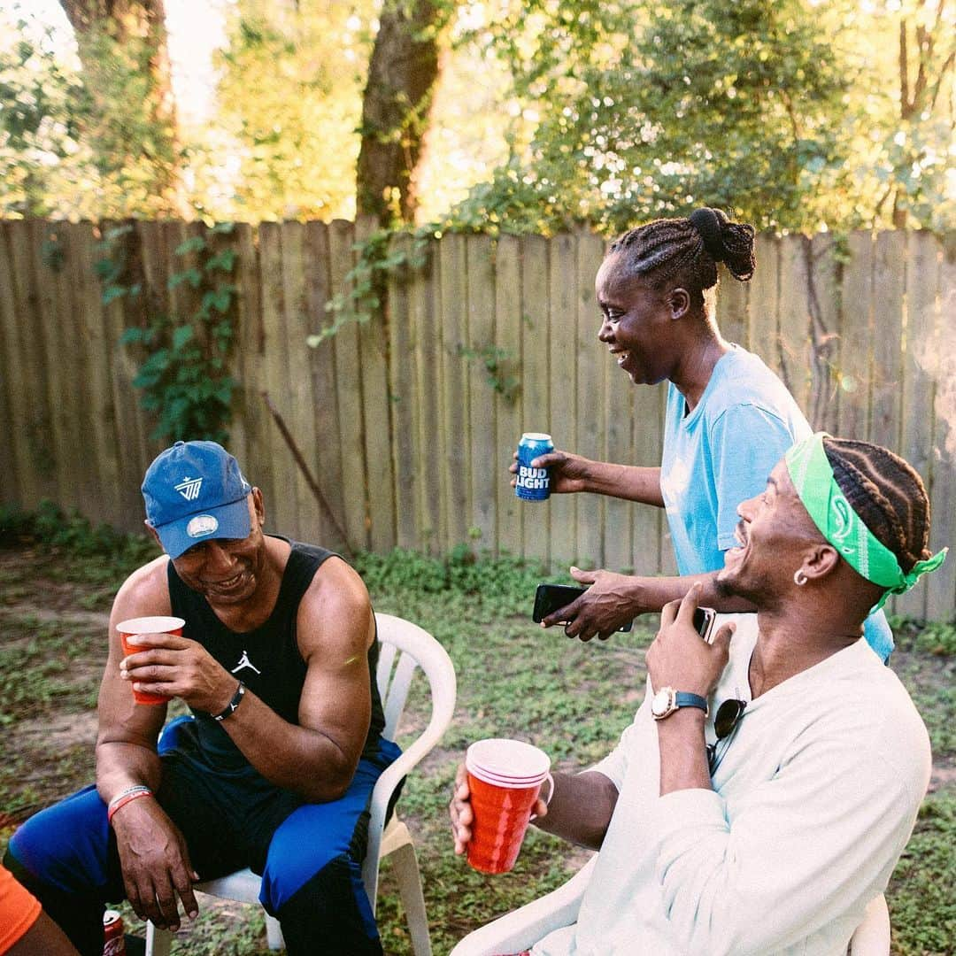 ジミー・バトラーさんのインスタグラム写真 - (ジミー・バトラーInstagram)「fortunate to be able to be around some of my people for a great weekend. and show why i’m the best in dominoes! Tomball I will forever be thankful for the Man you’ve help me become today! but damn it’s country out here 😂😂」5月28日 5時12分 - jimmybutler