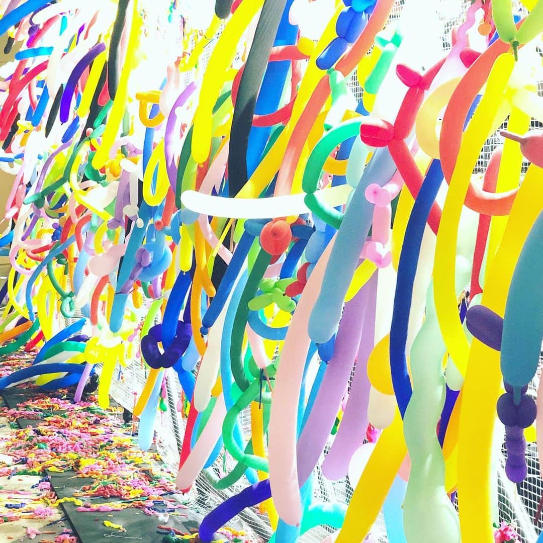 run+さんのインスタグラム写真 - (run+Instagram)「#六本木アートナイト2019 ③ -ライフ・ライフ- @東京ミッドタウン 空間を賑わす巨大な色彩の塊。 約1万個のバルーンが使われてたそう。 見てる間も次々パンパン！と、割れてくバルーン。 色も音も溢れて消滅してく感じ、テーマ通りかもしれない。 テーマはモノに溢れた現代世界の様相。 ・ #六本木アートナイト #RoppongiArtNight #アート散歩 #アートさんぽ #街中アート #日常アート #体験型アート #体感型アート #インスタレーション #DaysColor #DaysArt」5月28日 5時21分 - runplus