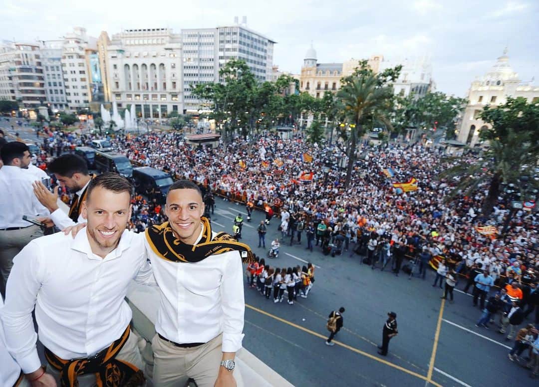 ノルベルト・ムラーラ・ネトのインスタグラム：「Gracias, afición! 🏆🦇 #valenciacf」