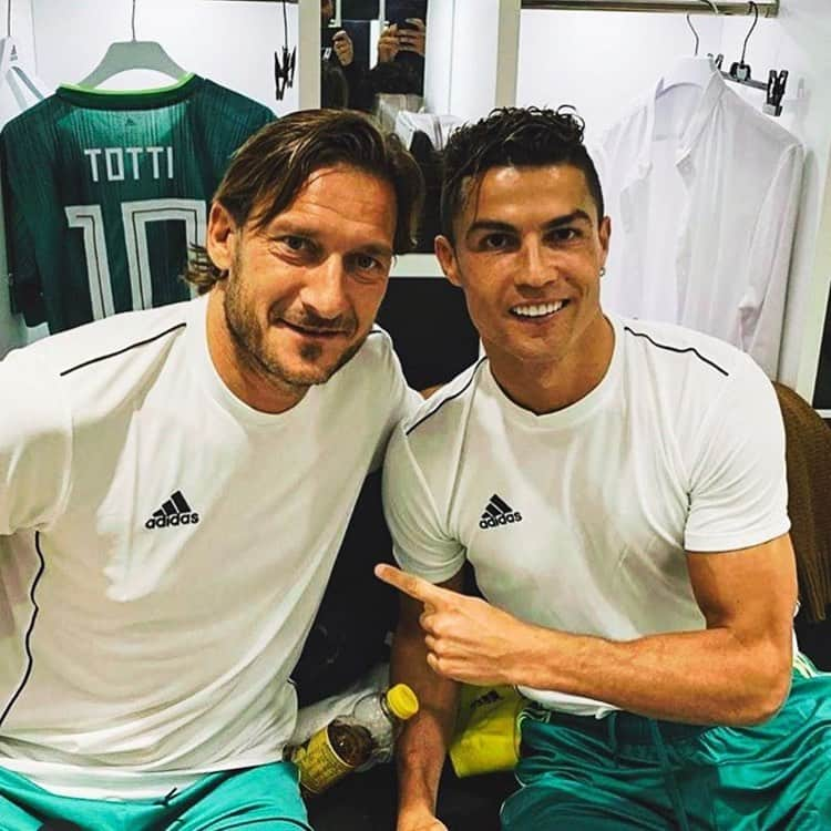 ポール・ポグバさんのインスタグラム写真 - (ポール・ポグバInstagram)「2 CAMPIONI 🙌🔥 at the 🏟  #Totti ➕ #Ronaldo ❤️」5月28日 5時30分 - juvefanpage