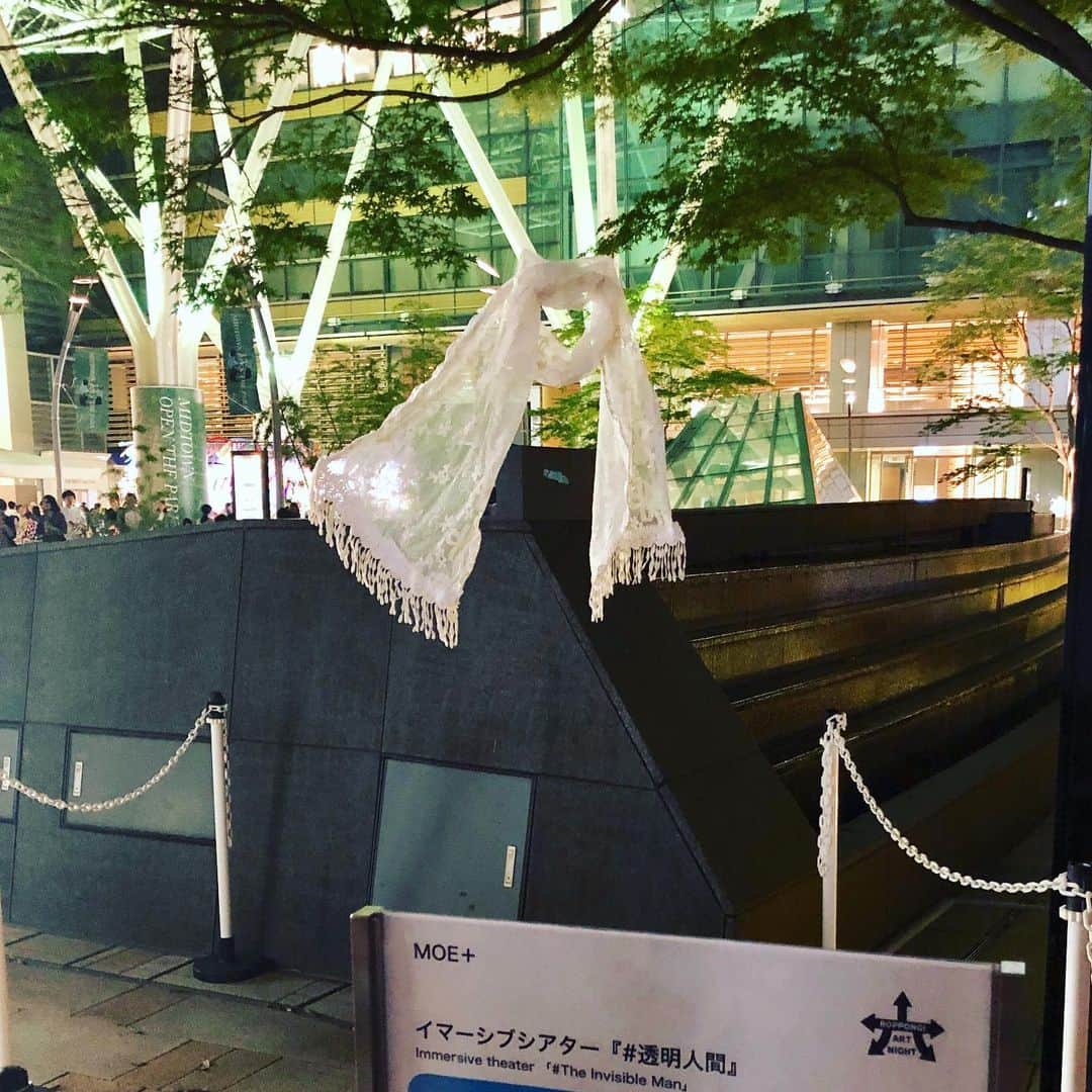 run+さんのインスタグラム写真 - (run+Instagram)「#六本木アートナイト2019 ④ -透明人間- @東京ミッドタウン 宙に浮かぶストールと、白いハイヒール。 残念ながら動いているところは見れなかったけど、 賑やかな六本木の街の中にささやかな「違和感」を仕掛けに来たんだそう。 ・ #六本木アートナイト #RoppongiArtNight #アート散歩 #アートさんぽ #街中アート #日常アート #体験型アート #体感型アート #インスタレーション #DaysColor #DaysArt」5月28日 5時23分 - runplus