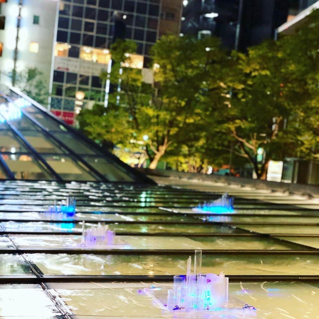 run+さんのインスタグラム写真 - (run+Instagram)「#六本木アートナイト2019 ④ -透明人間- @東京ミッドタウン 宙に浮かぶストールと、白いハイヒール。 残念ながら動いているところは見れなかったけど、 賑やかな六本木の街の中にささやかな「違和感」を仕掛けに来たんだそう。 ・ #六本木アートナイト #RoppongiArtNight #アート散歩 #アートさんぽ #街中アート #日常アート #体験型アート #体感型アート #インスタレーション #DaysColor #DaysArt」5月28日 5時23分 - runplus