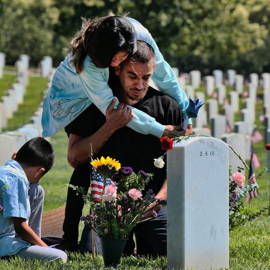 NBC Newsさんのインスタグラム写真 - (NBC NewsInstagram)「Carla Martinez comforts her cousin Ceaser Martinez as he weeps over his brother's grave on #MemorialDay at the Veterans National Cemetery in #LosAngeles. Rodrigo Martinez was killed in action in Iraq in 2004. . 📷 @richardvogel / @apnews」5月28日 5時24分 - nbcnews
