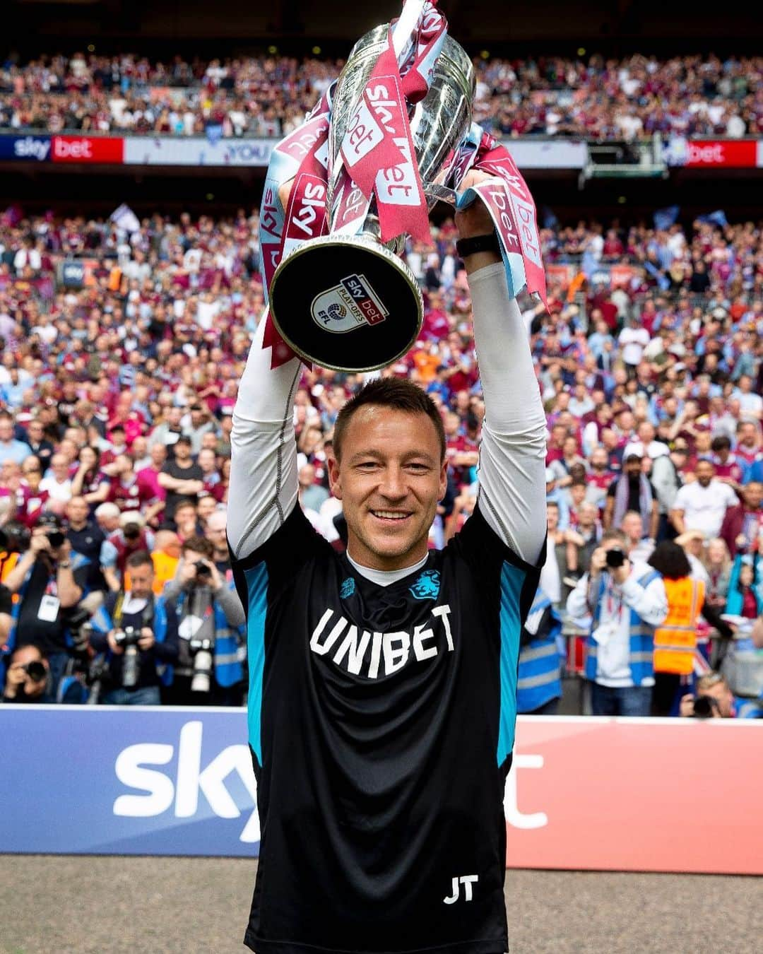 ジョン・テリーさんのインスタグラム写真 - (ジョン・テリーInstagram)「UNFINISHED BUSINESS ! ⚽️🏆 @avfcofficial」5月28日 5時24分 - johnterry.26