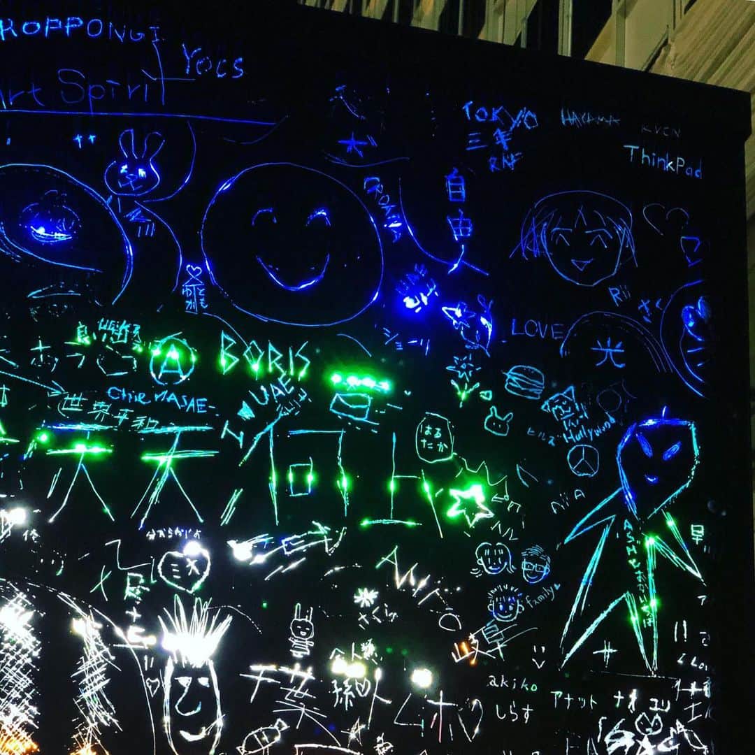 run+さんのインスタグラム写真 - (run+Instagram)「#六本木アートナイト2019 ⑥ -暗闇の中の虹- @六本木ヒルズ 黒く塗られたガラスキューブに描くことで削られ浮かび上がる光。 思い思いに描かれるメッセージやイラスト。 子供のころ画用紙にクレヨンでぐりぐり塗った絵を思い出すな。 暗闇にも虹の元になる光源は存在してるって信じたい。 ・ #六本木アートナイト #RoppongiArtNight #アート散歩 #アートさんぽ #街中アート #日常アート #体験型アート #体感型アート #インスタレーション #DaysColor #DaysArt」5月28日 5時26分 - runplus