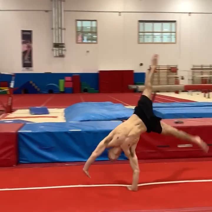 マックス・ウィットロックのインスタグラム：「‪Slow motion video from training today, working on trying to eliminate the little deductions 👍 hope you all had a good #bankholidaymonday 📷 - @reissbeckford . #bankholiday #training #gym #gymnast #gymnastics #healthandfitness #motivation #motivationalvideos」