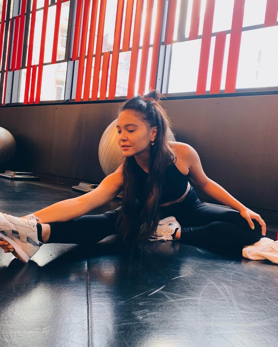ステラ・ハジェンズのインスタグラム：「by the rate of this weather in LA summer is never coming 🙄 BUT it always helps to be feeling good and healthy in your body 💗 do you want to see more work out posts? #EQXAmbassador #sponsored」