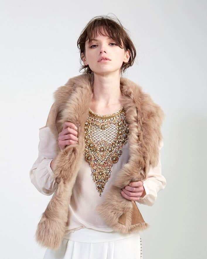 のインスタグラム：「There is nothing quite as warm as an extra layer of shearling for winter. Everyone who has one of ours says they live in them throughout the cold season.. throwing them over a sweater and track pants for school run or under a coat at night giving the collar extra fluff and glamour. This classic style was designed by our couture in-house designer in London circa 2007 and stands the test of time as our number one seller with its flattering tapered waist. It’s reversible as well so you can wear it fluffy side up too. Made ethically in the UK, shearling is a by product of lamb, it’s similar to suede but more luxurious and rare. The colour shown here is Noce (Hazelnut) Available @collectiveonqueen or online and also in Navy, Black and Caramel. If your size is not available it can also be pre-ordered. Tap to Shop or come to 64 Queen Street Woollahra 👑 #cocoribbon #bohemeluxe #luxe #luxefabric #gilet #timeless #jewels #shearling #sheepskin #fashion #boutique #blouse #shop #love #instastyle #london #sydney #ruffles #florals #embellishment #colourcrush #colour #welltravelled #chic #fave #limitededition」