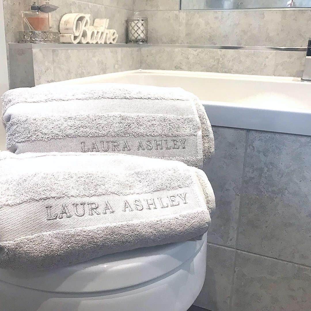 ローラアシュレイのインスタグラム：「Prepare for the week ahead in style 🛁 Timeless and classic, our elegant towels make every bath time feel luxurious 📷 by @no.5_pendle」