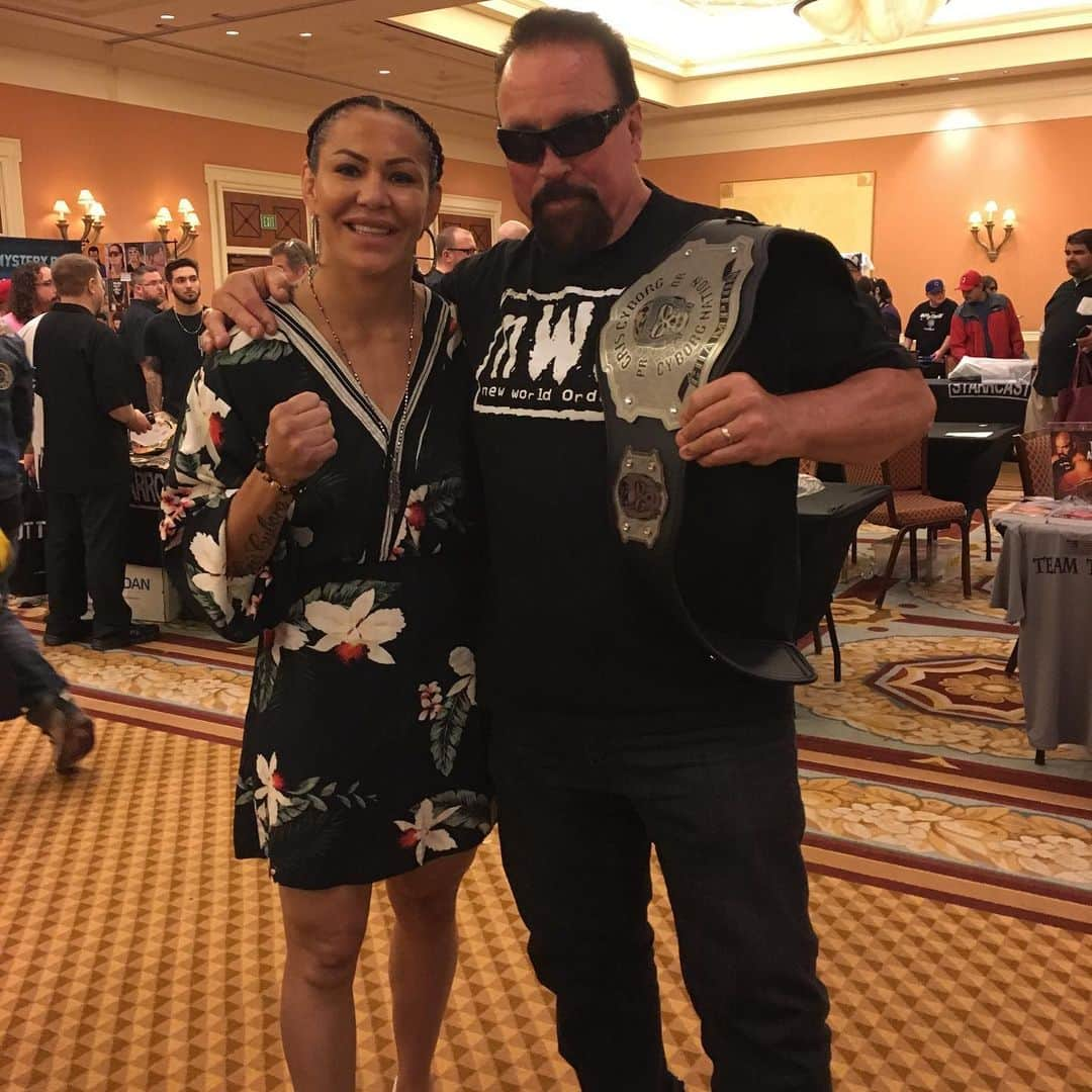 スコット・ノートンさんのインスタグラム写真 - (スコット・ノートンInstagram)「When you set beside a true legend #cyborg #cyborgnation, she let me hang with #mannyporkio her pet pig! #starrcast #starrcastonfite #scottflashnorton #strongstyle #legends」5月28日 6時03分 - scottflashnorton