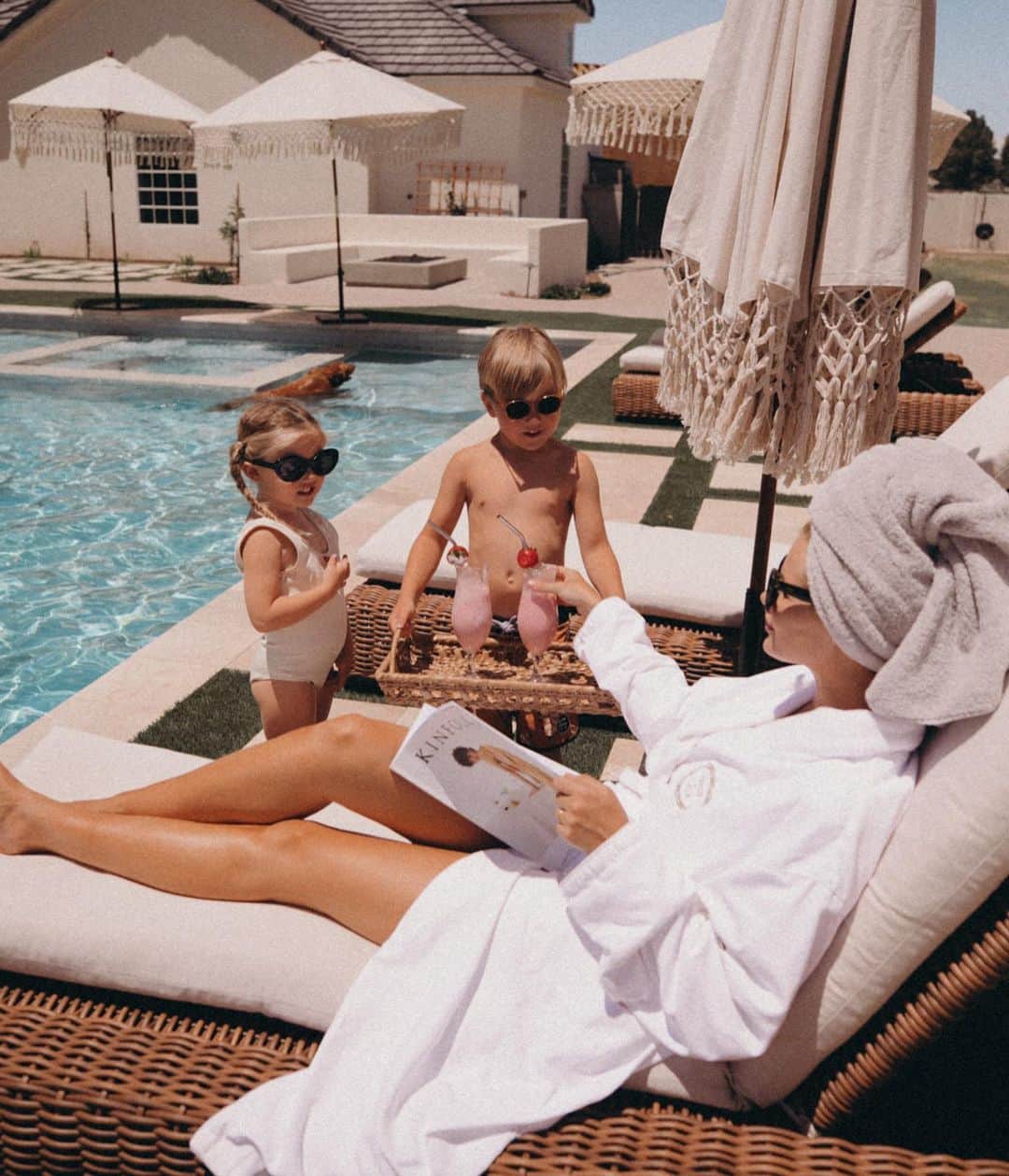 Amber Fillerup Clarkさんのインスタグラム写真 - (Amber Fillerup ClarkInstagram)「How I wish my summer was going to be vs. how it’s actually going to be 😏 they’re livin the pool life. But for real.. this weather?!?! It has been increddddible in Arizona and we are stoked for summer over here 💃🏼 (Chauncey is livin that pool life in the background too 😂)」5月28日 6時09分 - amberfillerup