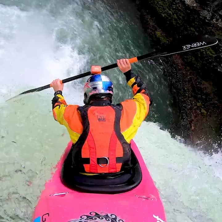 のインスタグラム：「Underwater come-up gets a big ol’ “YEWWW” of approval after a juicy drop like this. 💧 🚣‍♂️: @danejacksonkayak #waterfall #fall #kayak #purejoy #river #drop #givesyouwings」