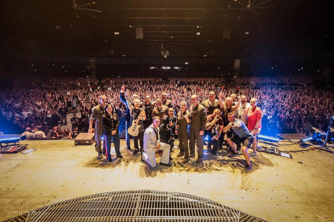 Shinedownさんのインスタグラム写真 - (ShinedownInstagram)「Today we pay our respects to the men and women who serve our country... Last night in front of 19,000+ people we had the honor to meet and play for active service members of ALL branches in Dallas... It was a very special night... This photo truly speaks 1000+ words... Have a happy and safe Memorial Day everyone 🇺🇸 Major shout and much respect to @jayton_ellis for helping us all make history that night! 💛」5月28日 6時15分 - shinedown