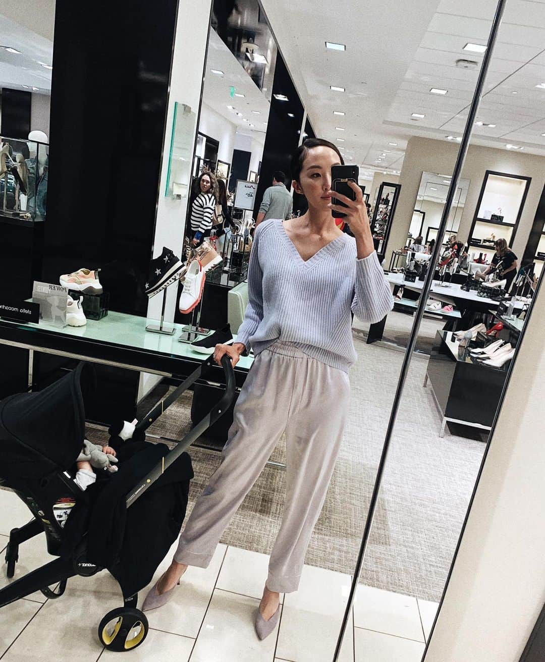 クリッセル・リムさんのインスタグラム写真 - (クリッセル・リムInstagram)「Trying to sneak in a quick shopping session while this one naps at @southcoastplaza 💜 I lovvvvvvvve this mall so much! I’ll be back this Thursday May 30th for a little meet & greet with my OC followers here at SCP Sephora from 7-9 pm. I rarely get a night out and I’m sooo excited to spend it with you guys on Thursday (swipe to see deets).」5月28日 6時31分 - chrisellelim