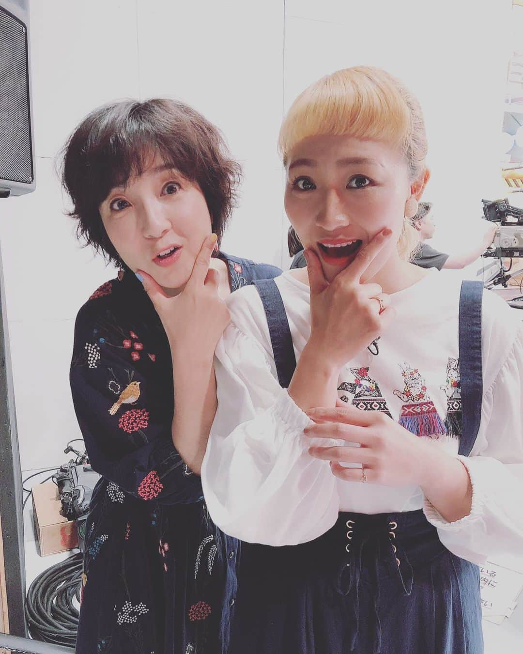 丸山桂里奈さんのインスタグラム写真 - (丸山桂里奈Instagram)「おはようございます💡もう始動してますよ〜 ニワトリもまだねていますね🐔 ただただ、早起きは三文の徳らしいので朝からテンションはだだ上がりです⤴︎⤴︎⤴︎ そして今日はテンション上がる場所、共演者の方となのでパワースポットを逆に感じてもらえるように頑張ります🤭 そしてそして、昨日に事務所の大先輩の藤田朋子さんとご一緒でした。こんなクラゲみたいな私に優しく話しかけてくださり、めちゃくちゃフランクでフレンドリーで、驚きました😭👏ありがたい極み賜物です。 そして、なんと言っても女子が憧れる大人女子で私は内心勝手にお姉様〜と腹の中綿まだ思いながら、同じ空間を噛みしめました🙆‍♂️🍓 とてもありがたく、なにわともあれ幸せをいただきまたお会いできるように頑張ろうと、地面と約束をしてきました🙆‍♂️ 藤田さん、ありがとうございました🙆‍♀️🙏🥪 今日は朝から涼しく太陽が、ここ３日くらい労働的にオーバーしていたもんですからとりあえずは、1週間くらいはお休みいただきたいと思ってます。 そして、きなこは朝から家を歩き回り今の所は大丈夫よ、しっかり様子見ておくからねと母から朝一でメールが入りました。母も働きながら、きなこの面倒を見てくれてますし、父も同じくきなこをしっかり見てくれているので私も安心してお仕事頑張れます🙆‍♂️💡みなさま、本日一日中よろしくお願いします❤️ #朝 #ニワトリより先 #いやいやまてよ #ハトだな #ロケバスなう #ロケへ #楽しみな一日 #スタッフさんいつもありがとうございます #運転手さんもありがとうございます #太陽を黙らせた日 #雲と雨にありがとう #みんな生きている #藤田朋子さん #事務所の大先輩 #0.１秒で好きになりました #また会いたいです #旦那様が私のツボ #めちゃくちゃ楽しい方です #いつもテレビで爆笑 #きなこ #フレブル #11歳 #今日も頑張ろう #みんなついてるからね #いい意味で #インスタバエ」5月28日 6時29分 - karinamaruyama