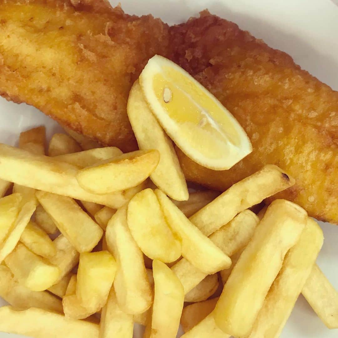 宇野薫のインスタグラム：「イギリスで人気の 揚げ物いただきました！！ #減量後 #減量後のご褒美  #フィッシュアンドチップス  #揚げ物天国 #宇野薫」