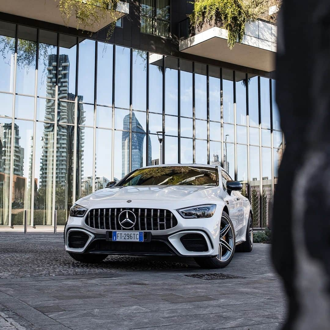 メルセデス・ベンツさんのインスタグラム写真 - (メルセデス・ベンツInstagram)「Uncompromising driving performance at first sight. 🔥 📸: @rauhutphotography for #MBsocialcar @mercedesbenzitalia [Mercedes-AMG GT 53 4MATIC+ | Kraftstoffverbrauch kombiniert: 9,4-9,1 l/100 km | CO₂-Emissionen kombiniert: 215-209 g/km | mb4.me/nefz]  #MercedesAMG #AMG #GT53 #cars247 #urban #awesomecars #carsofinstagram #amazingcars #DrivingPerformance #supercars」5月24日 11時00分 - mercedesbenz