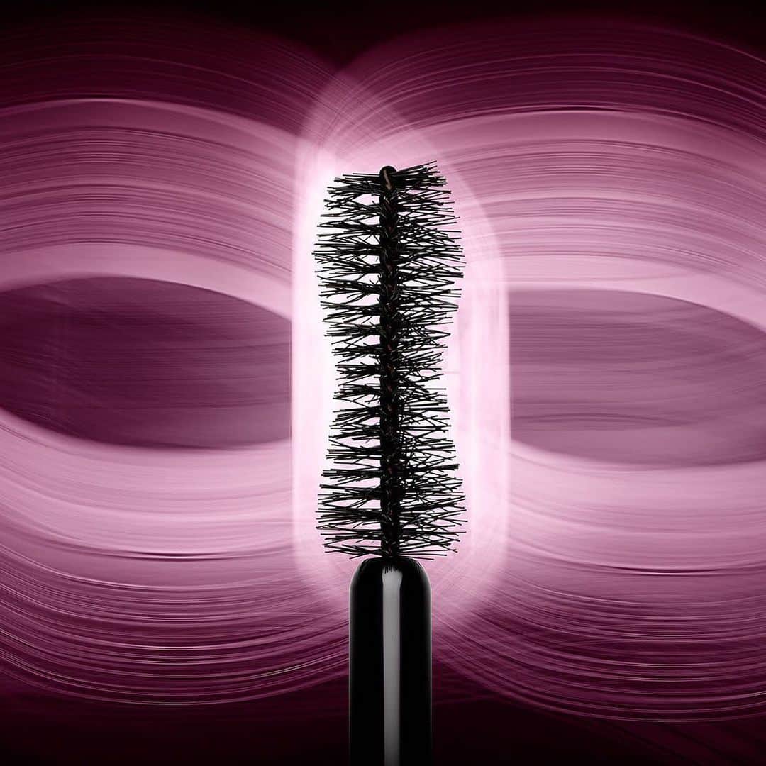 Too Facedさんのインスタグラム写真 - (Too FacedInstagram)「It’s all in the wand! Our NEW Damn Girl! 24-Hour Mascara has an EXCLUSIVE dual-fiber "Infinity Brush" that delivers SHOCKING volume, OUTRAGEOUS curl, and SHAMELESSLY thicker lashes! 🖤 Available @sephora and toofaced.com on June 6th! #tfdamngirl #toofaced」5月24日 11時01分 - toofaced