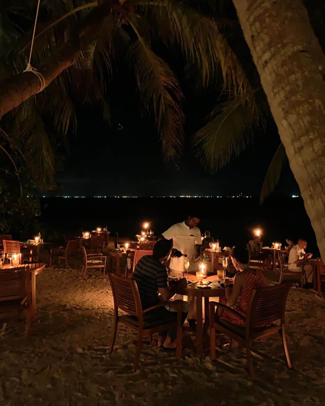 松原汐織さんのインスタグラム写真 - (松原汐織Instagram)「♡ BGMは波の音🌊 見上げると満天の星空💫 ・ 何もかもが美味しいBBQ dinner🍴 夢の様な場所🥳🥳🥳 ・ #honeymoon #maldives #barosmaldives  #汐織の旅日記 #モルディブ #ハネムーン #夫婦旅 #旅好き」5月24日 9時32分 - shiori_ma_