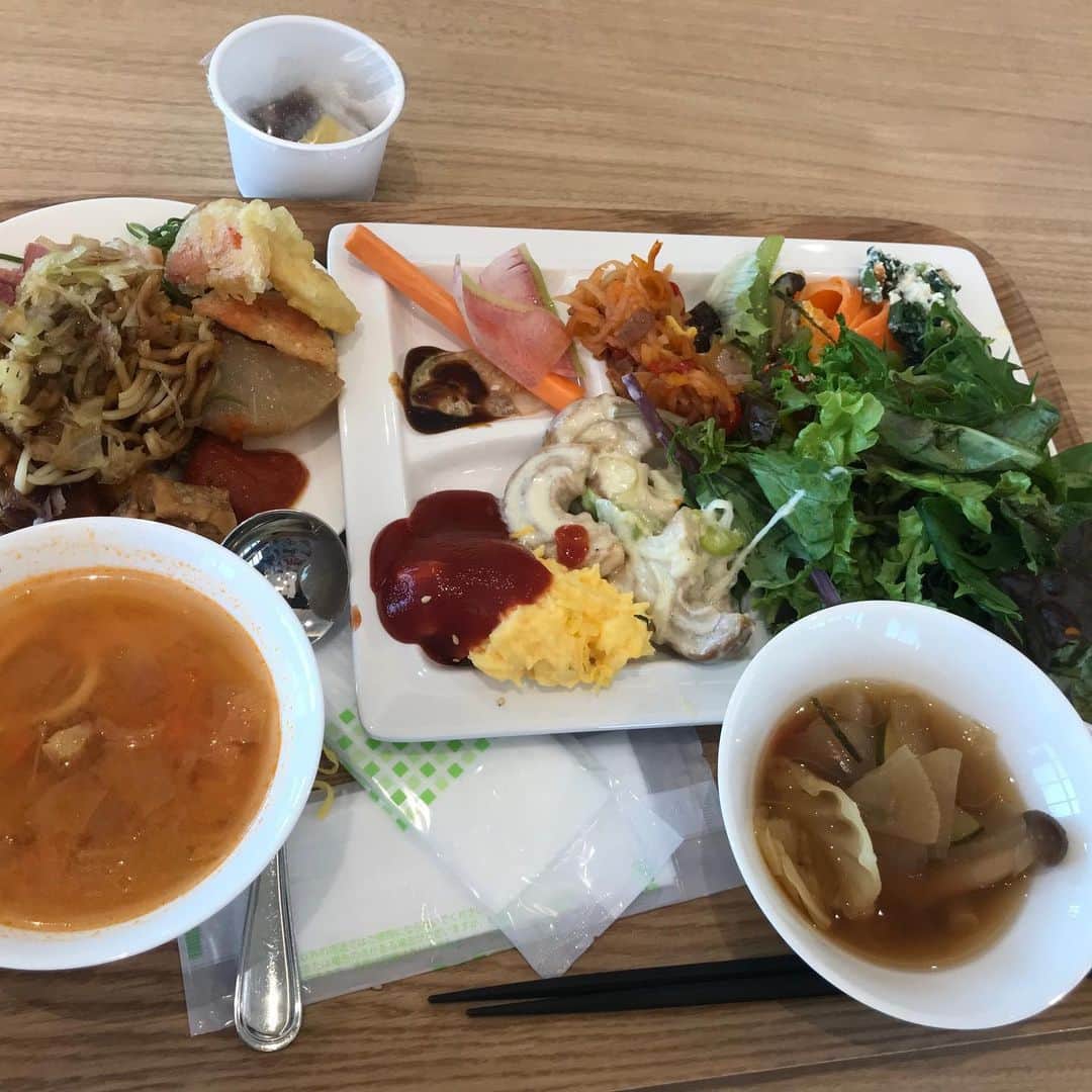 クロちゃんさんのインスタグラム写真 - (クロちゃんInstagram)「朝ごはん 野菜中心、野菜スープ。 広島じゃけー、お好み焼き食べるけんねー。」5月24日 9時33分 - kurochandesuwawa