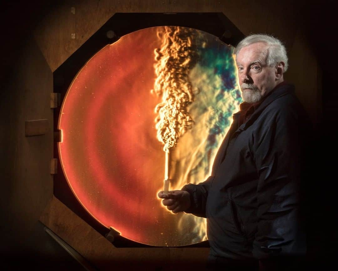 のインスタグラム：「Photo by Paolo Woods and Gabriele Galimberti @paolowoods and @gabrielegalimbertiphoto I Gary S. Settles is a mechanical and nuclear engineer and distinguished professor emeritus at Penn State University in Pennsylvania. He has conducted extensive research on fluid dynamics and flow visualization, and has become a specialist of Schlieren. Schlieren is a process that uses a curved mirror to visualize the flow of air and fluids of varying density. Invented by the German physicist August Toepler in 1864, it is widely used in aeronautical engineering to photograph the flow of air around objects. In this case, he's demonstrating the turbulence caused by hot air from a candle in his lab in State College. This effect is not visible to the naked eye, but Leonardo da Vinci understood that turbulence in the air is similar to turbulence in fluids, a concept that he had intensely studied and that deeply obsessed him. Check our story in @natgeo for more on #leonardodavinci #leonardo #davinci #schlieren #air」
