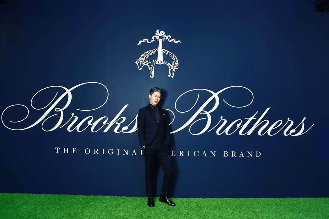 雅-MIYAVI-さんのインスタグラム写真 - (雅-MIYAVI-Instagram)「Thanks for having us at such a monumental night, and congratulations @brooksbrothers @brooksbrothersjapan on your 40th anniversary of being established in Japan. It’s an honor to witness your history and achievements here in our country. Please continue building bridges between America, Japan, and the whole world with your creation. 改めて日本上陸４０周年おめでとうございます。これからもアメリカ、日本、そして世界をつなぐ架け橋として創造し続けてください。  #brooksbrothers #ブルックスブラザーズ #bb40kickoff」5月24日 9時35分 - miyavi_ishihara