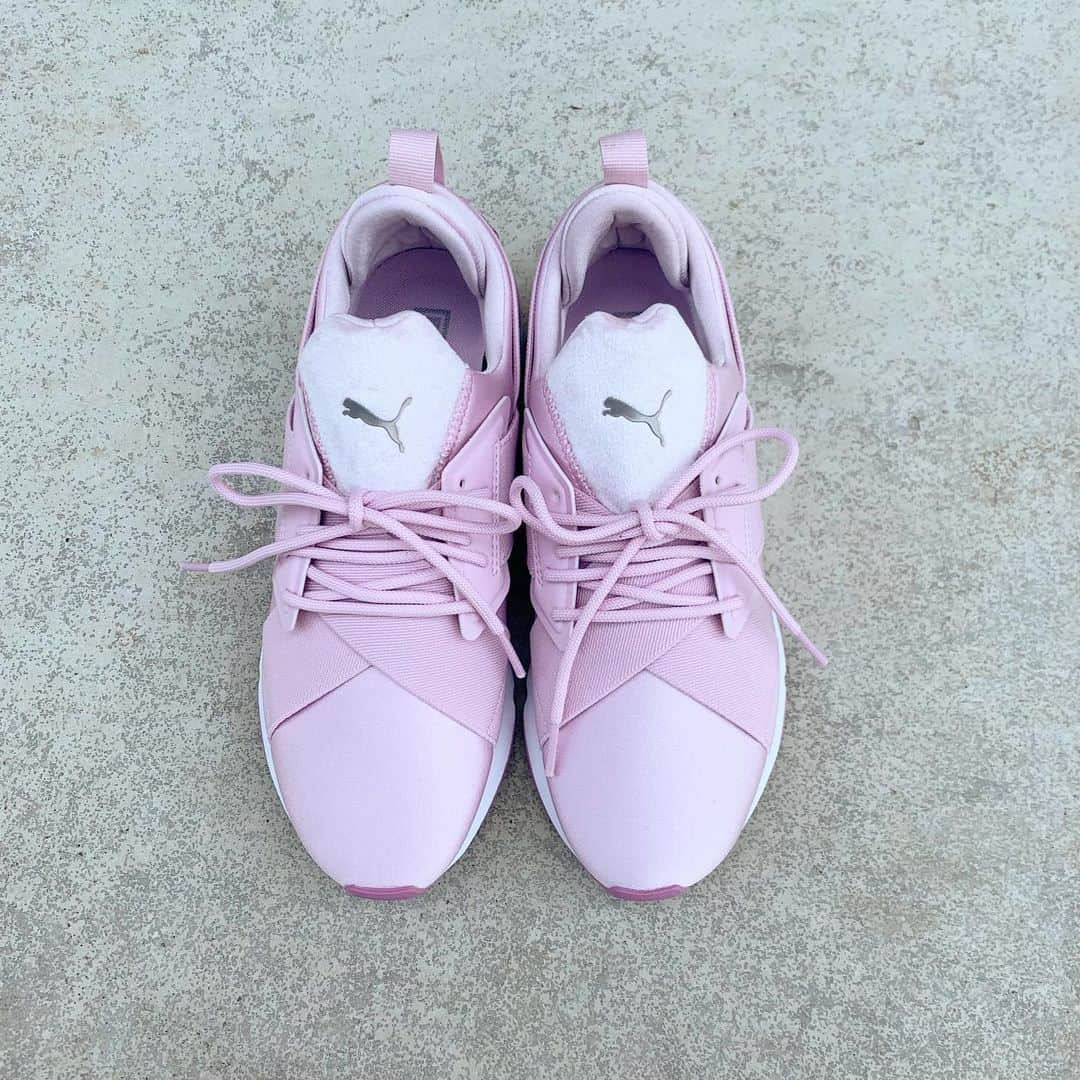 ryuu79hinaのインスタグラム：「👟……♡♡♡♡ ・ ・ ちょっと前からpinkのスニーカーが欲しくて 出会ったPUMAさん❤️ ・ ・ --------------------------------------------------- #スニーカー#プーマ#PUMA#プーマミューズサテン#記録#スニーカー女子#local#mamagirl#置き画#置き画くら部#置き画倶楽部#おしゃれさんと繋がりたい#ピンク#pink」