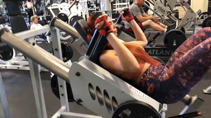 サミラ・ニコレットのインスタグラム：「Getting back to my hustle one step at a time. I feel good. I’m smiling. I’m getting stronger. I feel my sweatpants getting tighter.  What up.  Training with the beast/video credit @vmilian3 💪🏻」