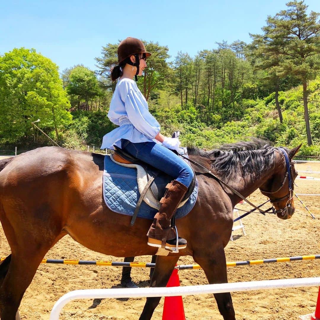 花田茉子さんのインスタグラム写真 - (花田茉子Instagram)「こないだお仕事で人生初の乗馬をさせて頂きました😆💕 最初は緊張してたんだけど、 お馬さんとのコミュニケーションの取り方から、座り方、全部全部教えてくれたよ😍 最後には少し走れるようになりました🎊 ・ ・ こんなに楽しいと思ってなかったのでハマりそう！運動にもなるんだとか😍🎊個人的にいきたいなぁ  場所は、#mrc乗馬クラブ です💕 是非是非一回行ってみてね！ ・ ・ ・ #mrc乗馬クラブ広島 #乗馬 #乗馬体験 #WSP#wsp広島 ・ ・ 乗馬だからオシャレに写真撮ろうと思ってたけど、あたしの顔が笑い過ぎてどれもすごい面白い😂そのぐらい楽しかったよ💕」5月24日 9時46分 - makohanada_0719