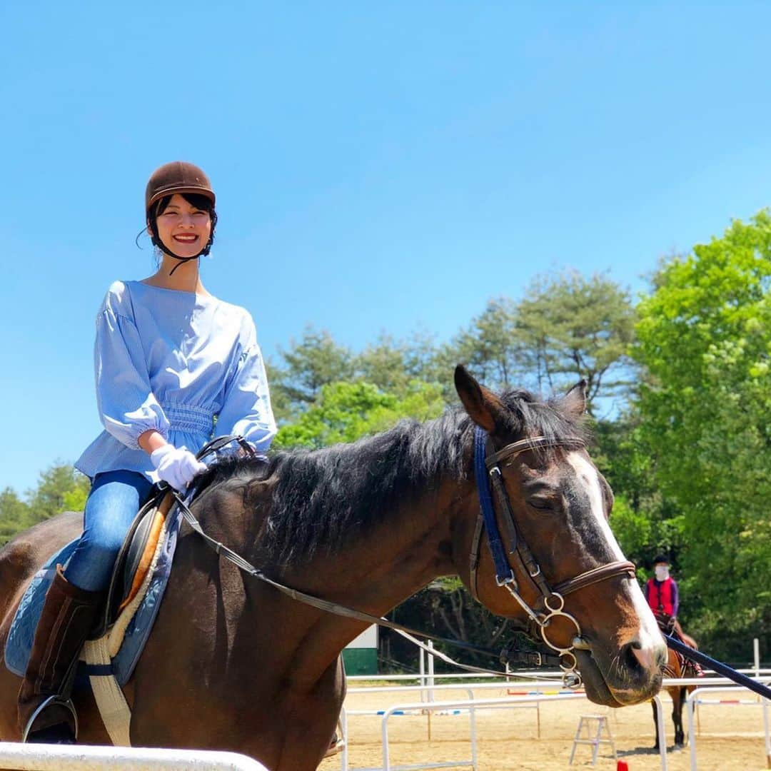 花田茉子さんのインスタグラム写真 - (花田茉子Instagram)「こないだお仕事で人生初の乗馬をさせて頂きました😆💕 最初は緊張してたんだけど、 お馬さんとのコミュニケーションの取り方から、座り方、全部全部教えてくれたよ😍 最後には少し走れるようになりました🎊 ・ ・ こんなに楽しいと思ってなかったのでハマりそう！運動にもなるんだとか😍🎊個人的にいきたいなぁ  場所は、#mrc乗馬クラブ です💕 是非是非一回行ってみてね！ ・ ・ ・ #mrc乗馬クラブ広島 #乗馬 #乗馬体験 #WSP#wsp広島 ・ ・ 乗馬だからオシャレに写真撮ろうと思ってたけど、あたしの顔が笑い過ぎてどれもすごい面白い😂そのぐらい楽しかったよ💕」5月24日 9時46分 - makohanada_0719