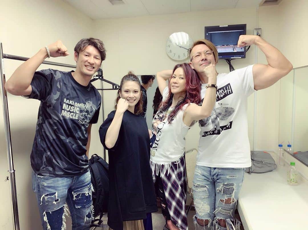 小柳ゆきのインスタグラム：「先日、大黒摩季さんのライブへ‼️ 愛がもりもりのステージ💕 「ららら」では、米倉利紀さんとご一緒に飛び入り参加させてもらいました😆✨ ファンの方々も温かく迎えてくださり、優しさと愛溢れる方の周りには同じように温かい方が集まるんだなぁ〜☺️ . . . さて、本日からビルボード大阪2日間‼️ パワーもらったので発散しますぜ😆😆 . . 写真は右から#米倉利紀 さん #大黒摩季 さん #巻誠一郎 さん」