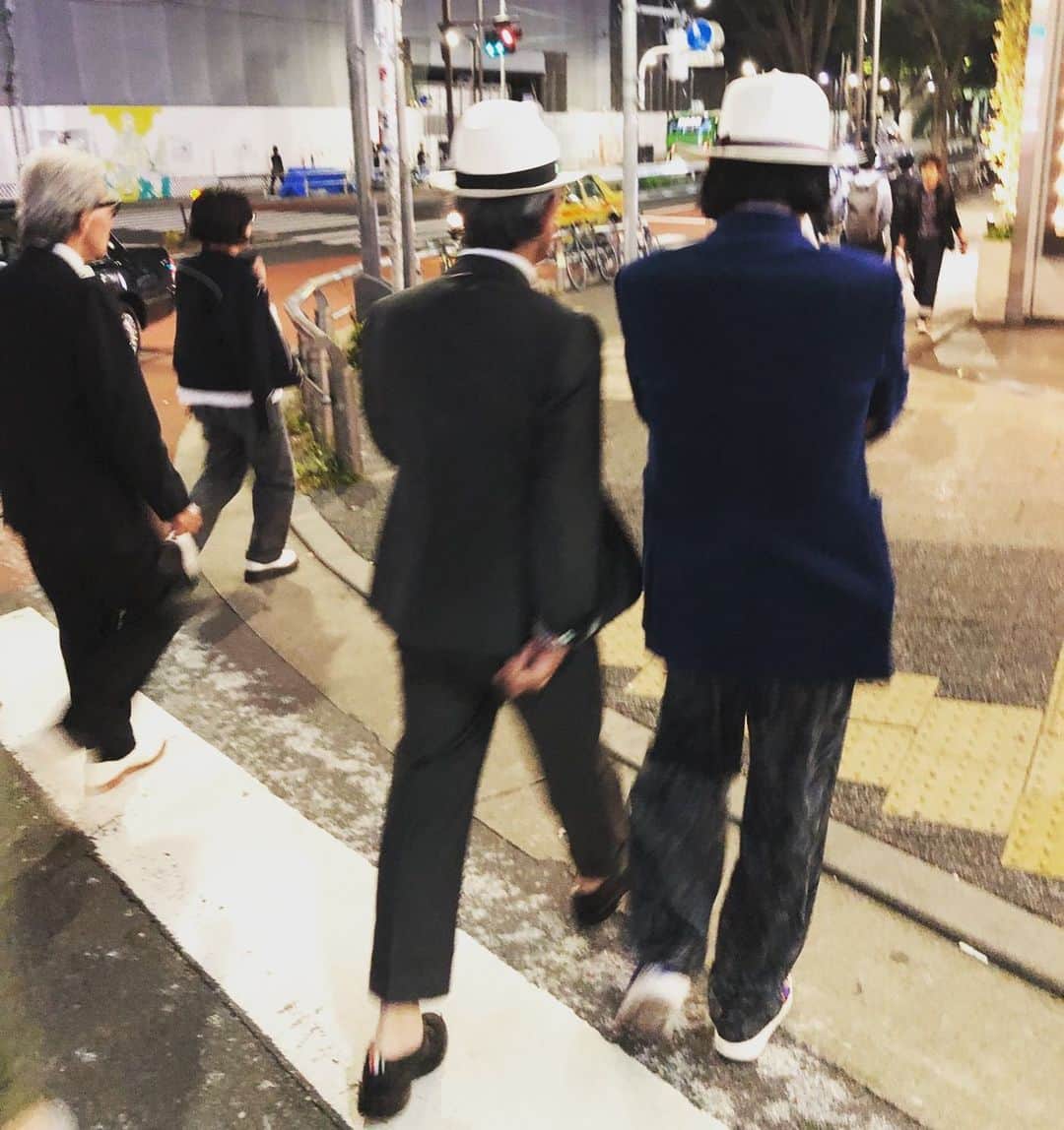 高橋幸宏さんのインスタグラム写真 - (高橋幸宏Instagram)「Tokyoに戻って、いきなり武先生のバースデーパーティー、 HBD！タケ先生！ 知り合いだけでも凄い数、 そしてさらに懐かしい顔の方々含めて頭混乱,,, 午前と別世界,,, #takeokikuchi  #birthday 1枚同じかな。。。」5月24日 9時49分 - room66_yukihiro
