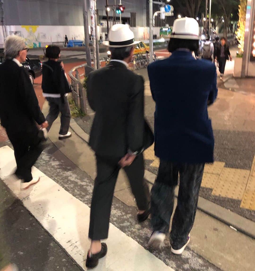 高橋幸宏さんのインスタグラム写真 - (高橋幸宏Instagram)「Tokyoに戻って、いきなり武先生のバースデーパーティー、 HBD！タケ先生！ 知り合いだけでも凄い数、 そしてさらに懐かしい顔の方々含めて頭混乱,,, 午前と別世界,,, #takeokikuchi  #birthday 1枚同じかな。。。」5月24日 9時49分 - room66_yukihiro