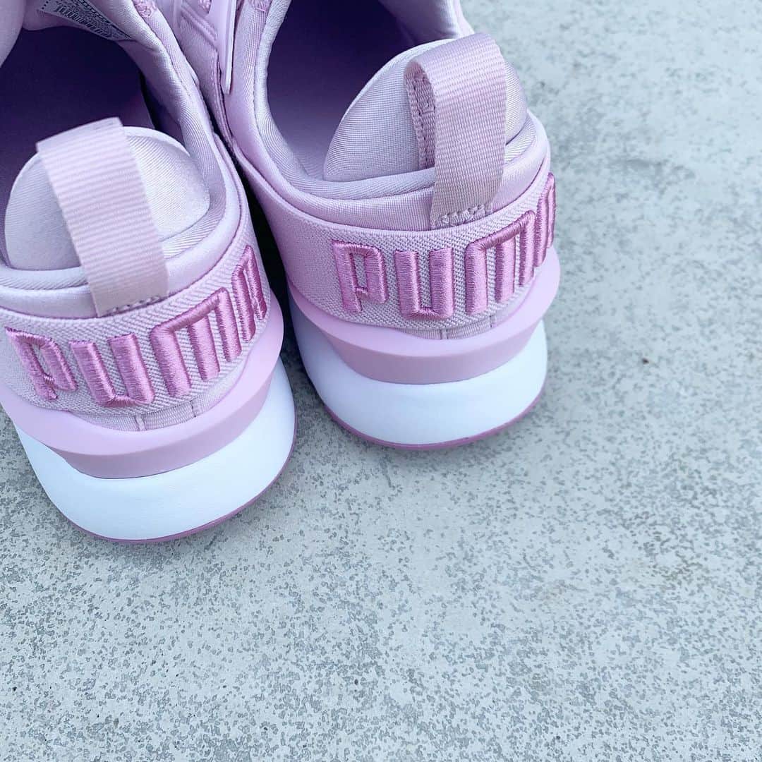 ryuu79hinaのインスタグラム：「後ろが可愛いーの👟💕 ・ ・ ・ ---------------------------------------------------- #スニーカー#PUMA#プーマ#プーマミューズサテン#記録#instgood#スニーカーすきな人と繋がりたい#local#mamagirl#mineby3mootd#ピンク#置き画#置き画くら部#置き画倶楽部#オシャレさんと繋がりたい」