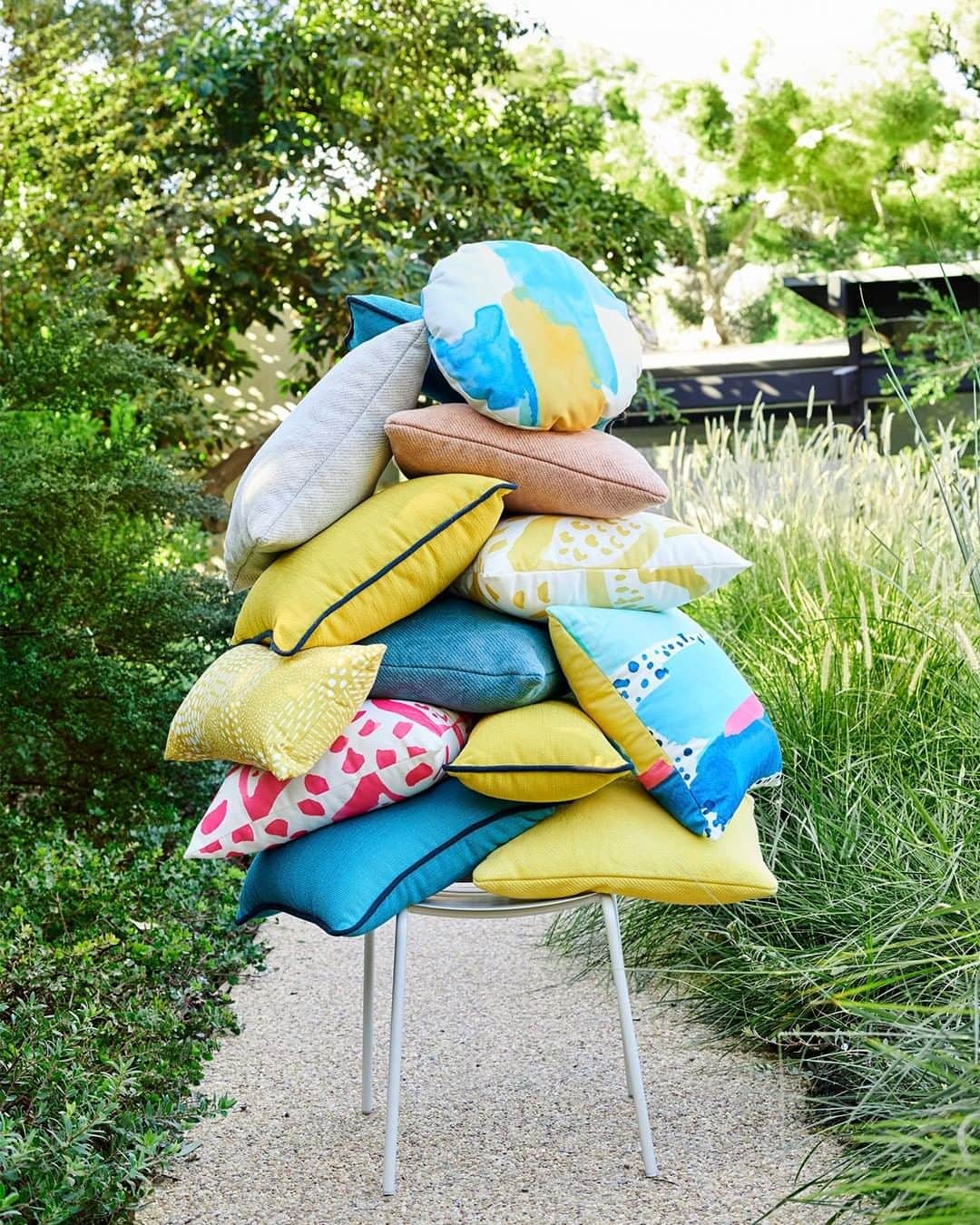 west elmさんのインスタグラム写真 - (west elmInstagram)「Outdoor Pillows? CHECK. #nowineedapool 😏🏖 #outdoorpillows #nevertoomanypillows #summer #summermood #mywestelm」5月24日 9時53分 - westelm