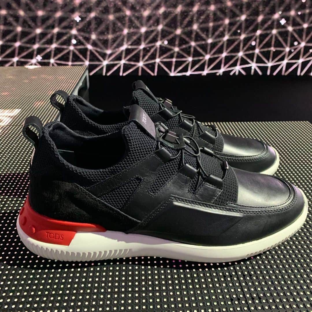 のインスタグラム：「@tods No_Code  #shoeker03  Technology ＋ Artisan = Hybrid  Shoes ＋ sneakers = Shoeker  韓国出身のデザイナー、ヨンさん @yongbaeseok がデザインした、トッズの新しいスニーカー  No_Code 。  靴とスニーカーを融合させたイメージで、レザーのカッティングなど作りはトッズ本来のアルチザン的でありながら、そのデザインはヨンさんがカーデザインからインスピレーションを受けたパーツ使いで非常にモダンになっている。 とくに第三弾のshoker3は、サイドのパネル風の部分がスポーツカーのよう。  セットアップの足元にもカジュアルの足元にも合わせやすいのもポイントだ。  #tods #todsnocode #yongbaeseok #mens_ex」