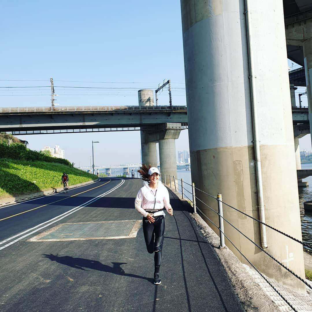 イ・シヨンさんのインスタグラム写真 - (イ・シヨンInstagram)「감기 나아서 오랜만에  뛰러왔는데..ㅎㅎ 바닥이 새로 깔려있네요...😂 난 예전이 더 정감있구 좋았는데ㅎㅎㅎ 그래도 한강은 한강이니까❣❣❣ #아침7시인데 #오후2시에뛰는이기분 #😂😂😂 #폭염이오면 #이제 #저녁에뛰어야겠다 #😭😭😭」5月24日 9時59分 - leesiyoung38