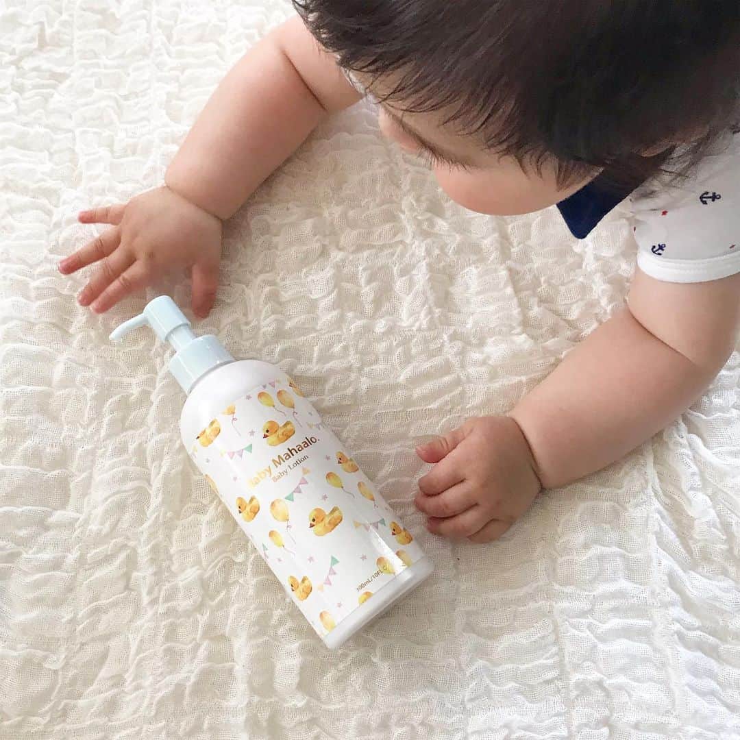 mario_dozonoさんのインスタグラム写真 - (mario_dozonoInstagram)「* 🐥🐥🐥 息子の保湿に使っている #ベビーマハロ のベビーローション🧴💕 * 息子が生まれてからベビーの保湿剤はいくつか試していますが、これは今時期の保湿にピッタリ👶✨ * こっくりした重ためのクリームとは違ってジェルっぽい質感なので、夏でもベタつかなくておすすめです😘 スルスル伸びるので、お手入れも短時間でできちゃいます💕💕 * 長い時間ベタベタ塗ってると機嫌が悪くなる息子も、これならOKみたい😂 * さらっとしてるのにしっかり潤う感じで、息子のお肌もプルプル👶✨ (※必要以上な息子のむちむちボディ画像失礼します笑🙏) * こちらロフトで購入できるので気になられた方はぜひ😘 * * * #ベビーマハロ #ベビーローション #ベビースキンケア #ベビー用品 #ベビーグッズ #保湿 #保湿ケア #無添加 #赤ちゃんのいる暮らし #赤ちゃん本舗 #赤ちゃんのいる生活 #ホワイトインテリア #男の子ママ #男の子ベビー #生後6ヶ月 #男の子baby #プチバトー #ベビーギャップ #子育てママ #ママライフ #babyskincare #babymahaalo #loft #sponsored #whiteinterior #babygap #petitbateau #ロカリ」5月24日 10時09分 - mario_dozono