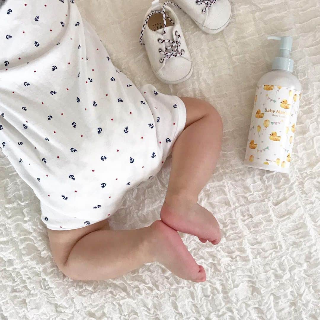 mario_dozonoさんのインスタグラム写真 - (mario_dozonoInstagram)「* 🐥🐥🐥 息子の保湿に使っている #ベビーマハロ のベビーローション🧴💕 * 息子が生まれてからベビーの保湿剤はいくつか試していますが、これは今時期の保湿にピッタリ👶✨ * こっくりした重ためのクリームとは違ってジェルっぽい質感なので、夏でもベタつかなくておすすめです😘 スルスル伸びるので、お手入れも短時間でできちゃいます💕💕 * 長い時間ベタベタ塗ってると機嫌が悪くなる息子も、これならOKみたい😂 * さらっとしてるのにしっかり潤う感じで、息子のお肌もプルプル👶✨ (※必要以上な息子のむちむちボディ画像失礼します笑🙏) * こちらロフトで購入できるので気になられた方はぜひ😘 * * * #ベビーマハロ #ベビーローション #ベビースキンケア #ベビー用品 #ベビーグッズ #保湿 #保湿ケア #無添加 #赤ちゃんのいる暮らし #赤ちゃん本舗 #赤ちゃんのいる生活 #ホワイトインテリア #男の子ママ #男の子ベビー #生後6ヶ月 #男の子baby #プチバトー #ベビーギャップ #子育てママ #ママライフ #babyskincare #babymahaalo #loft #sponsored #whiteinterior #babygap #petitbateau #ロカリ」5月24日 10時09分 - mario_dozono