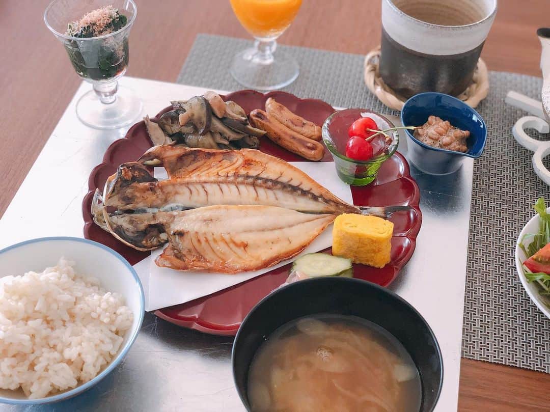 英玲奈さんのインスタグラム写真 - (英玲奈Instagram)「#今日の朝ご飯 #夫の朝ご飯 #5ぶづき米 #茗荷の味噌汁 #山椒を入れると美味しいよ #鯵の干物 #卵焼き #自家製胡瓜と茗荷の糠漬け #椎茸とナスの炒め物 #ウインナー #納豆 #モロヘイヤ #ミニサラダ #ワイルドシーベリージュース #煎茶 #ていねいな暮らし  #季節を感じる暮らし #からだにいいこと  #からだにやさしいごはん  #おうちごはん #夫の健康守りたい #10年後の健康の為に #無添加 #無化調 #オーガニック #低gi  #趣味生活」5月24日 10時09分 - erena_erenyan