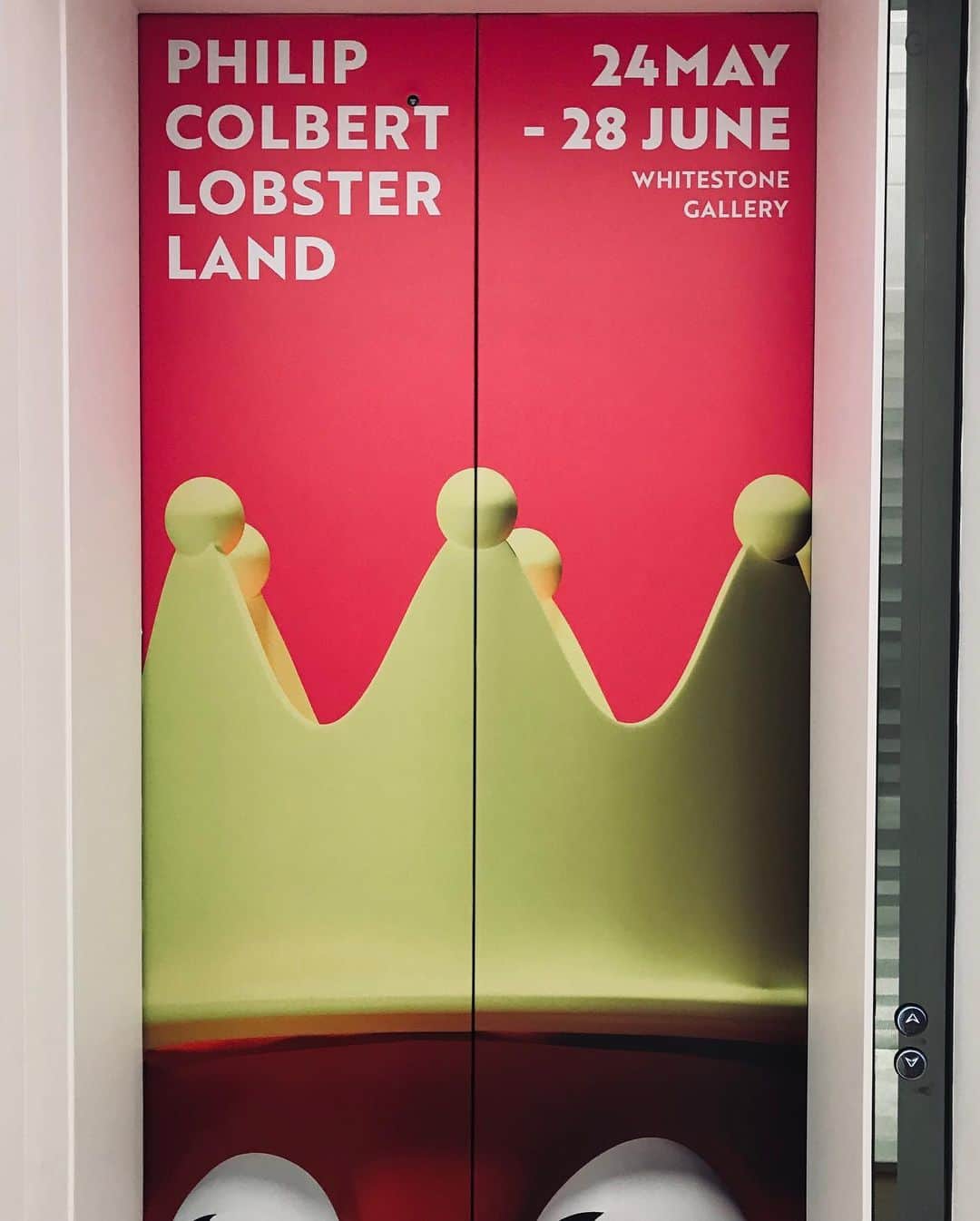 米原康正さんのインスタグラム写真 - (米原康正Instagram)「amazing. we are both in Hong for each artshow.  #theonehk #whitestonegallery  #iamgrowingoutmybangs  #lobster  #art #hongkong」5月24日 10時15分 - yone69harajuku