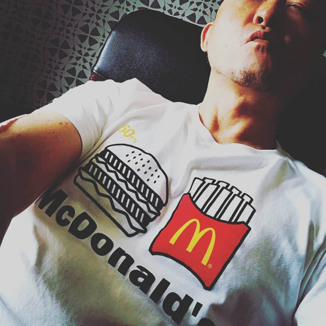 松本隆博のインスタグラム：「。 だいぶん仕事しました。 ( ´⚰︎` )腹が減ってきたから 何か食べに行こう！ …何がええかな。^^;」