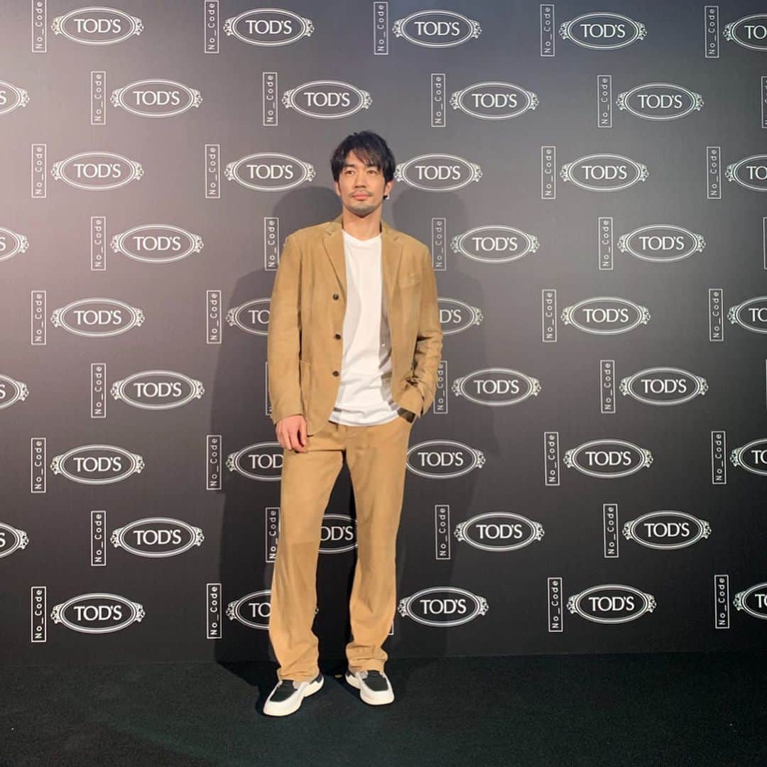 のインスタグラム：「Japanese Actor, @ryo.vbps  Ryohei Otani joined @tods No_Code event !  今回ソウルで開催された、トッズ No_Code イベントには、俳優の  #大谷亮平 さんも参加されました。No _Code のスニーカーに、トッズのレザーセットアップもお似合い！✨ 韓国でも活動されていた大谷さんは台湾や韓国などアジアの俳優さんたちとも交流があり、韓国のファンの方たちも集まってきた！  デザイナーのヨンさん @yongbaeseok の説明を聞きながら、レザーのカッティングなどもチェック！ 「とにかく軽くてホントに歩きやすい！ 」と、ご本人も大満足！  #大谷亮平 #otaniryohei  #tods  #todsnocode  #yongbaeseok #leedongwook #mens_ex」