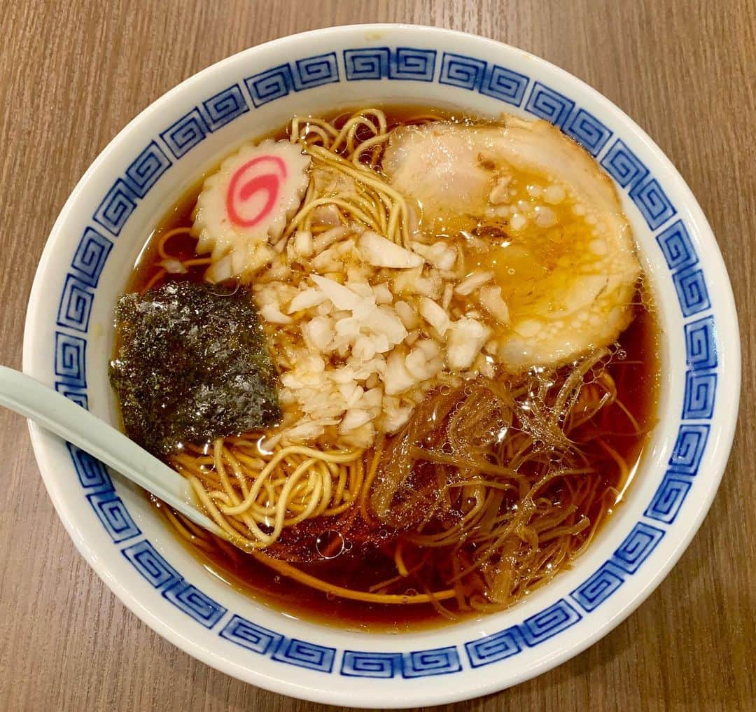 のインスタグラム：「東京のご当地ラーメンの一つ❗️「八王子ラーメン」❗️刻み玉ねぎがだんだんと熱いスープと馴染んで甘くなっていくの🥺ㅤㅤㅤㅤㅤㅤㅤㅤㅤㅤㅤㅤㅤ 見た目は究極に懐かしい感じのラーメンだけど、きっと八王子ラーメンを食べたことのない方にとっては香ばしいスープなど新しさも感じられるはず💕😆 ㅤㅤㅤㅤㅤㅤㅤㅤㅤㅤㅤㅤㅤ  新宿御苑ってミシュランをとった金色不如帰や京都の第一旭などなど実力店が勢揃いしてきていて注目のエリア💪まだまだこれからも話題の新店舗がオープンするという情報が入ってきております😳 #新宿御苑 #新宿ランチ #味幸 #ラーメン #らーめん #拉麺 #라면#ramen#noodle  #つけ麺 #まぜそば #汁なし #麺 #麺活 #ラーメン巡り #ラーメンインスタグラマー #麺スタグラム #rameninstagramer  #travel #foodie」