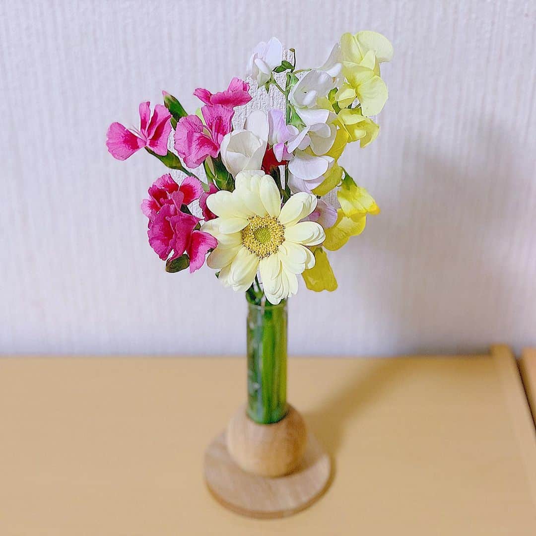 鈴木芳奈のインスタグラム：「お花好きです 素敵なパワーをもらえるし、すーっと心が落ち着く 舞台でいただいたお花 とても嬉しい 普段頂けるのも嬉しい ありがとう 今日もいってきます！  #梅雨のむらさき #お花 #舞台」