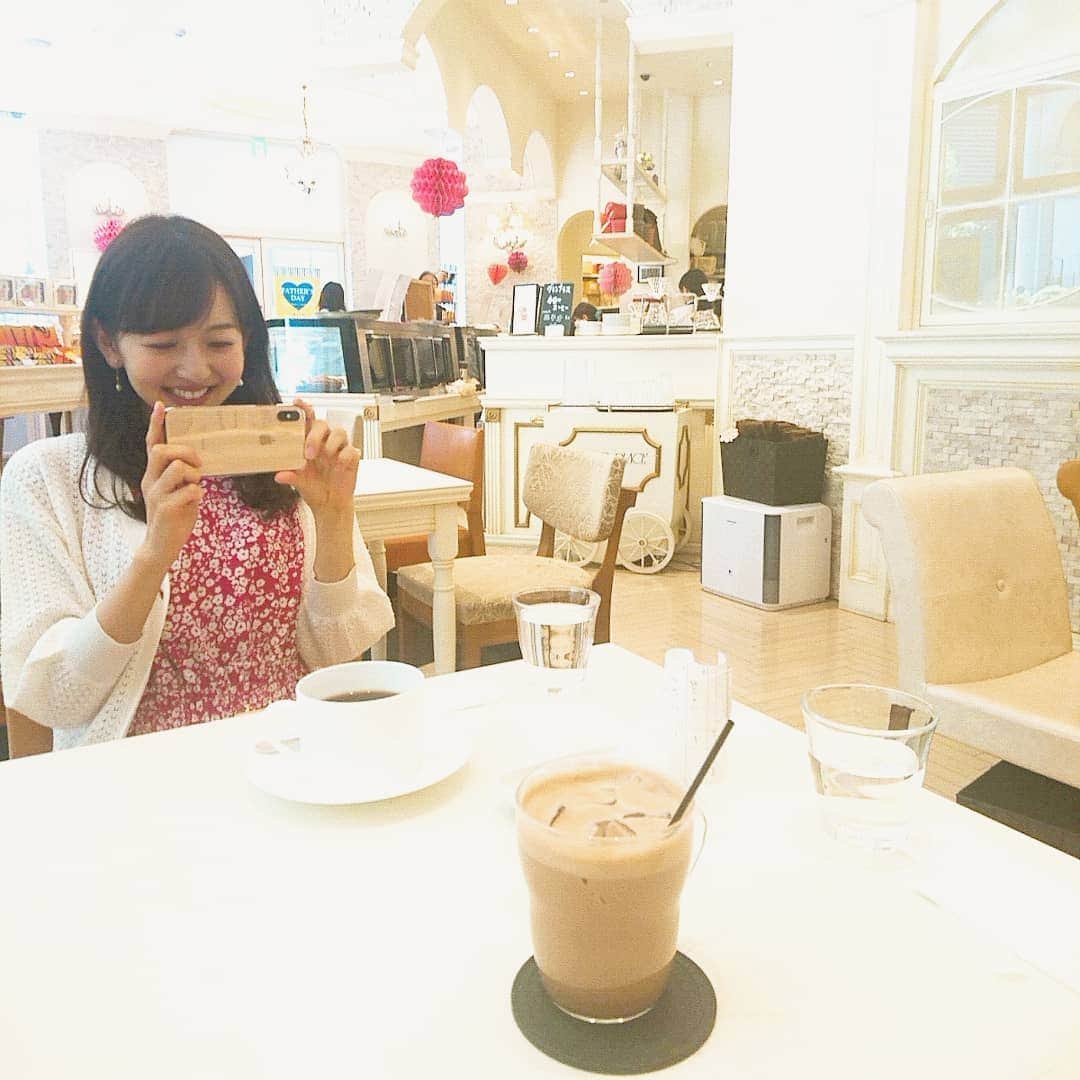 酒井千佳さんのインスタグラム写真 - (酒井千佳Instagram)「* ひろみちゃん @hiromi_ito831 とランチ。 そのあとかわいいチョコレートカフェで お茶したよ。  ひろみちゃんの顔が小さすぎて 私の顔のでかさを隠すために あえて前に写る逆遠近法。  #得意技  #逆遠近法 #ひろみちゃんかわいい #怒ったエピソードですらかわいい #仕事前 #早い時間からありがとう ワンピース @lilyboutique_official ピアス @heminokoto」5月24日 10時30分 - sakaichikaaaa