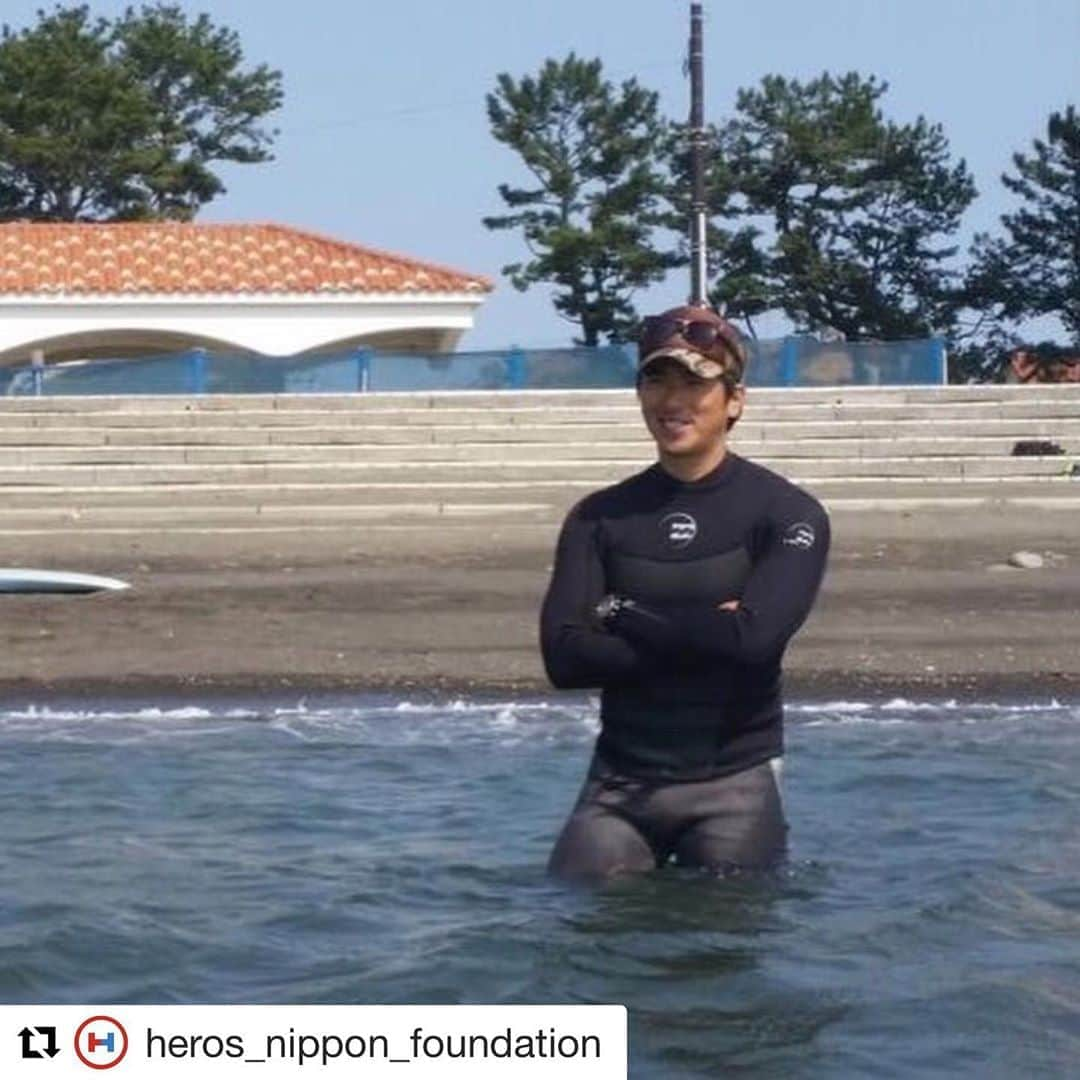 飯沼誠司さんのインスタグラム写真 - (飯沼誠司Instagram)「Thanks @heros_nippon_foundation  #Repost @heros_nippon_foundation with @get_repost ・・・ 【HEROs ACTION  in HOJO beach】 ライフセーバー飯沼誠司  四方を海で囲まれた海洋国日本。美しい川と海は大切な資源であり、また最高の遊び場だ。 一方で、平成29年の警察庁の統計によると1年間の水の事故による死者、行方不明者の数は679人にものぼる。  ライフセービング界のレジェンド、飯沼誠司は、現在も変わらず海岸に立ち、海を楽しみにきた人たちの安全を守り続けている。  この日は飯沼のホームである千葉県館山市の北条海岸を訪れた京都の中学生３０人にライフセービング体験を行った。 レスキューボードに乗ったり、救助のデモを通して、海で安全に遊ぶための技術を伝えた。 もちろんアウトリガーカヌーやパドルスポーツなど、海でしか出来ないスポーツを楽しみ一足早い夏を満喫した。 『海には危険もあります。でも、海を避けるのではなく、危険をコントロールする知識を持って、海を楽しんでほしいんです。海にはそれだけの魅力がありますから』 と飯沼は言う。 夏休みシーズンを前に、もう一度海の危険を学びなおし、安全に夏の海を楽しみましょう！  #飯沼誠司 #ライフセービング #アスリートセーブジャパン #日本財団HEROs  2018winner」5月24日 10時31分 - seiji_iinuma