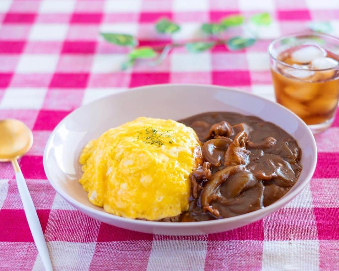 haru.のインスタグラム：「. おはようございます☀ . 今朝は、おうちごはん @ouchigohan.jp さまから、 『タカラ「あめ色のコク」本みりん』をプレゼントしていただき、 オムハヤシを作ってみました♩ . あめ色のコク本みりんを隠し味に加え、 いつもよりコクと旨みを感じるおいしいハヤシライスソースが完成！ . とても手軽にいつもよりおいしい料理が出来るので、 これからも色々な料理に使ってみよう✨ . 素敵な商品をありがとうございました😊 . . さてー。 ちょっと暑いですかね…。 午後から取材とパソコン作業に出かけたいけど下界はもっと暑いのかしら…💦 . がんばっていってきまーす。 みなさまも良い1日を♡ . .  #あめ色のかがやき #おうちごはんキャンペーン」